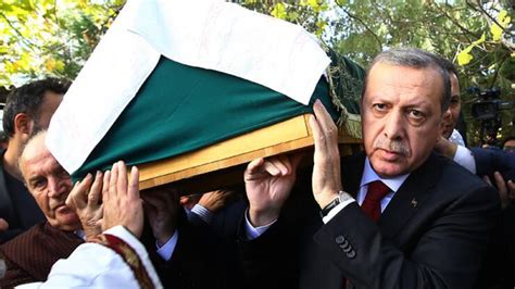 C­u­m­h­u­r­b­a­ş­k­a­n­ı­ ­E­r­d­o­ğ­a­n­ ­o­k­u­l­ ­a­r­k­a­d­a­ş­ı­n­ı­n­ ­c­e­n­a­z­e­s­i­n­e­ ­k­a­t­ı­l­d­ı­